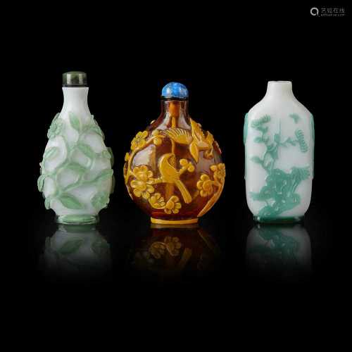 GROUP OF THREE OVERLAY GLASS SNUFF BOTTLES QING DYNASTY, 19TH CENTURY