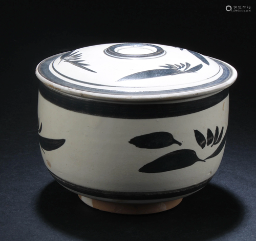 Chinese Pottery Jar with Lid Cover