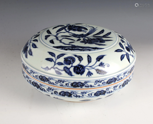 BLUE & WHITE LIDDED PORCELAIN BOX