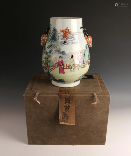 HUNDRED DEER FORM VASE IN PRESENTATION BOX