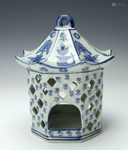 BLUE & WHITE PAGODA STYLE CANDLE HOLDER