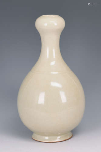 White Glazed Porcelain Garlic Vase With Mark