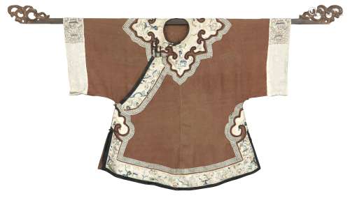 A Han-Chinese woman's tunic, ao and with a wood hanging rod Qing Dynasty, 19th century