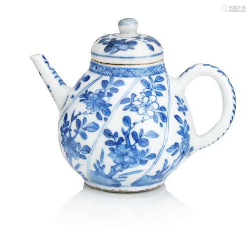 A blue and white teapot and cover Kangxi period (2)