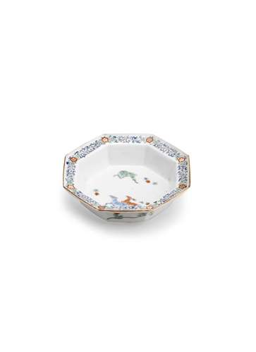 A Kakiemon small octagonal deep dish Edo period (1615-1868), circa 1700