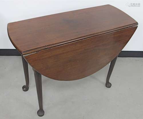 A Georgian mahogany circular drop flap gate leg table, raised on tapered rounded supports with pad