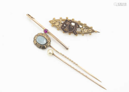 A ruby set bar brooch, a pearl stick pin, 9ct gold brooch and another golt stick pin, 5.6g (4)