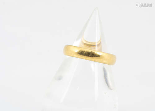 A 22ct gold D shaped wedding band, ring size L 1/2, 7.4g