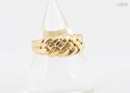 An Edwardian 18ct gold gentleman's keepers ring, of knot design, with banded shank, marked Chester