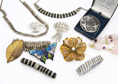 A collction of costume jewellery, including an Art Deco DoSo marked necklace and matching