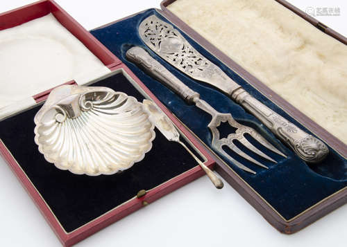 A George V silver shell butter dish and spoon in case, together with a cased set of Victorian silver