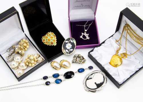 A large collection of costume jewellery, including silver gem set rings, a collection of novelty and