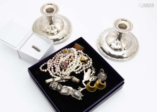 A collection of silver and white metal jewels, including a gem set silver pendant, a tiger's eye