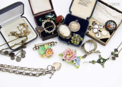 A collection of jewellery, including a silver necklace, carnelian ring, floral brooches, cameo