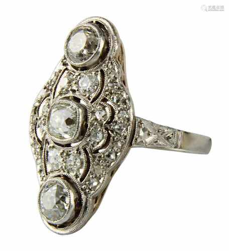 Art-Déco Weißgoldring mit Diamanten, deutsch um 1920-25, handgearbeitete Ringschiene gepunzt 585,