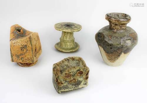 Reimers, Lotte (geb. Hamburg 1932), 4 kleine Keramik-Objekte in Vasenform, Keramik heller