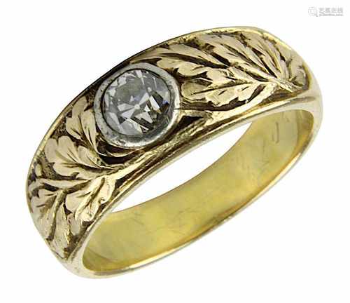 Gelbgold-Ring mit Solitär-Brillant, um 1910, Gelbgold gepunzt 585, graviertes Blattmotiv, zentral