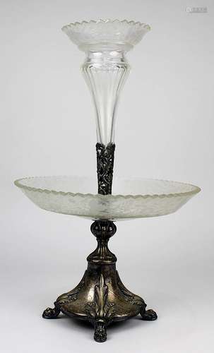 Tafelaufsatz, Historismus, deutsch um 1880, versilbert und geschliffenes Glas, Schaft auf vier