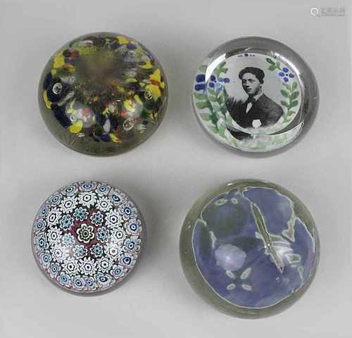 4 unterschiedliche Paperweights, um 1910-1950, 2 böhmische, davon 1 mit Blumen und verkratzt, das