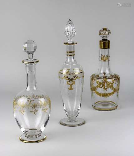 3 Likörkaraffen, Cristalleries de Baccarat um 1900, klares Kristallglas, 2 Karaffen mit