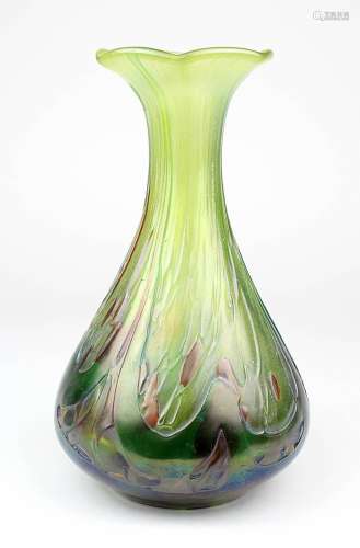 Glasvase, Tschechien, neuzeitlich, in der Art des Jugendstils, Klarglas mit grünen und braunen