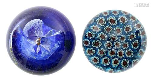 2 Paperweights, Murano und Isle of Wight 2. H. 20. Jh.: Murano mit Millefiori-Dekor, D 7,5 cm;