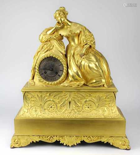 Französische Pendule um 1840, Bronze, feuervergoldet, gestufter Sockel mit reliefierter Ornamentik