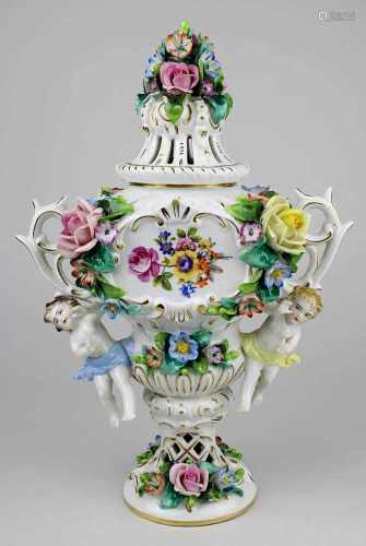 Potpourri-Vase, Sitzendorfer Porzellan Mitte 20. Jh., Balusterform, mit vollplastischen Putten,