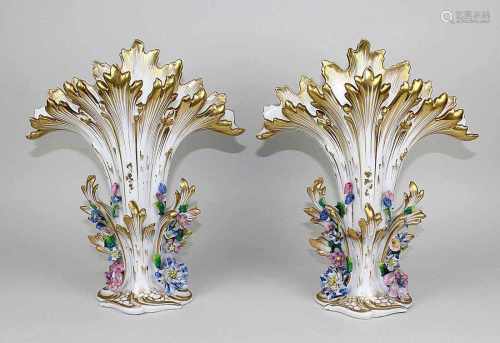 Paar Porzellan-Vasen, Frankreich um 1840, Porzellan weißer Scherben, aufwendig mit aufgelegter