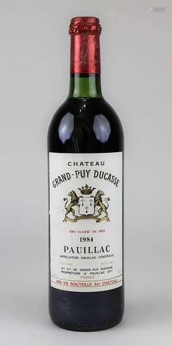 Eine Flasche 1984er Château Grand-Puy Ducasse Pauillac, Cru Classé en 1855, Füllhöhe obere Schulter/