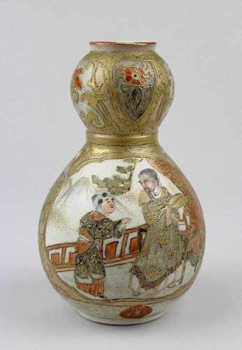 Kleine Satsuma-Vase, Japan Anfang 20.Jh., Meji - Periode, Keramik, in Kürbisform, farbig staffiert