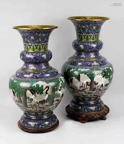 Paar große Cloisonnévasen, China um 1900, balusterförmiger Kupferkorpus mit verdicktem Hals, Wandung