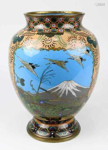 Cloisonné-Vase mit der Darstellung des Fuji, Japan um 1880, Kupferkorpus, Fuß und Mündung mit Resten