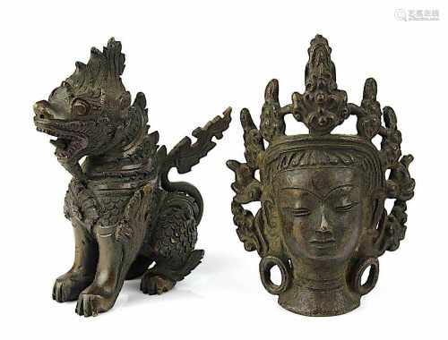 Bodhisattva-Kopf und Fo-Hund,Tibet bzw. China, Bronze, dunkelbraune Patina, Kopf gegossen, H 8,5 cm;