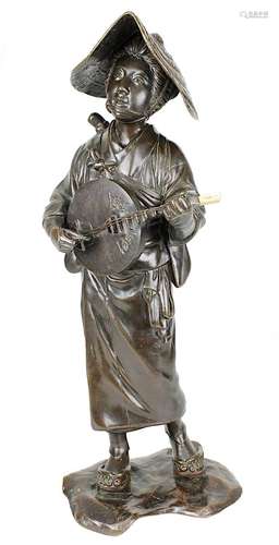 Bronzekünstler, Japan, Meiji-Zeit, Ende 19.Jh., Japanerin mit Saiteninstrument, Bronzefigur mit