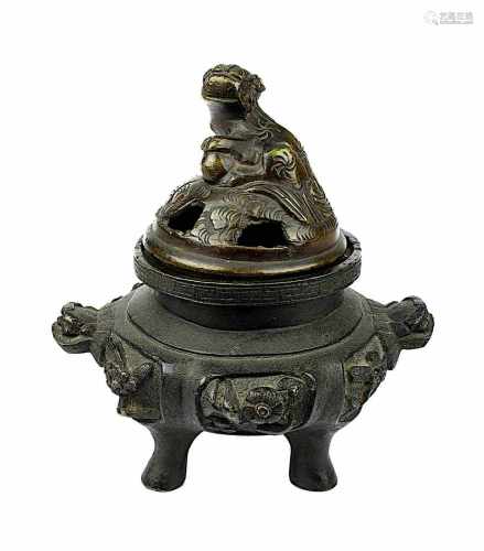 Kleiner Räucherkoro aus Bronze, China, um 1900, Gefäß in gestauchter Form, Wandung mit