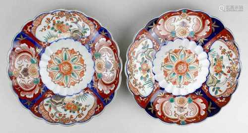 Paar Porzellan-Imari-Teller, Japan um 1880, weißer Scherben, jeweils bemalt in polychromer Auf-