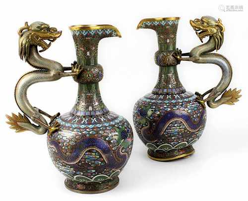 Paar Cloisonné-Krugvasen mit Henkeln in Drachenform, China um 1880, jew. Kupferkorpus mit