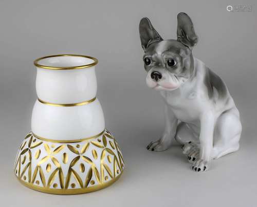 Bulldogge und Vase, Hutschenreuther - Porzellan, 1. H. 20. Jh.: Sitzende junge Bulldogge, farbig