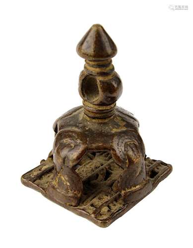Körperstempel, Bronze, Indien 18./19. Jh., Griff mit stilisierten Knoten und mit Loch zum