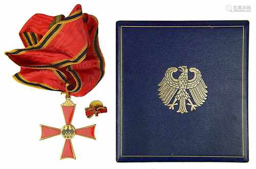 Bundesverdienstkreuz am Band mit Miniatur im Originaletui, wohl 1. Klasse, auf Etui gemarkt C. E.