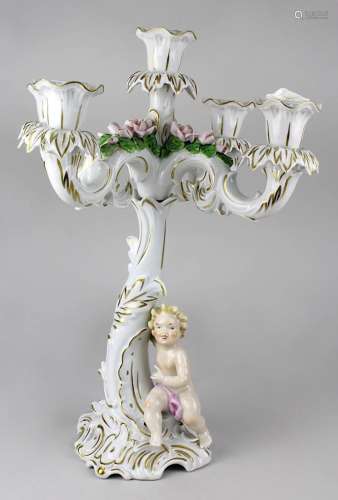Fünfarmiger Leuchter, Alka-Porzellan, im Barockstil mit vollplastischer Putte und Blütenzier, farbig