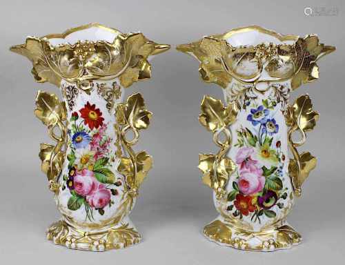 Paar Prunkvasen, wohl Frankreich um 1840/60, farbig und goldstaffiert, Schauseite mit üppigen