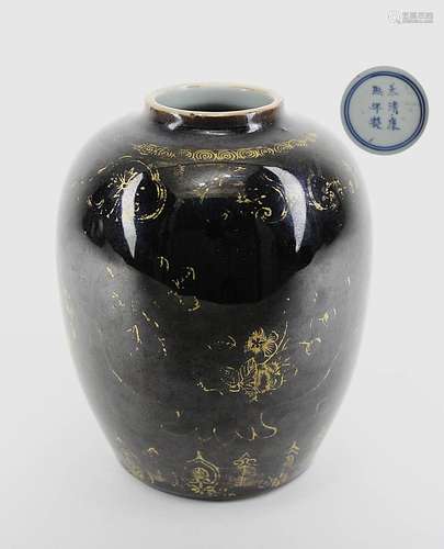 Kangxi-Vase, black mirror, China 1661-1722, Schultertopf-Form, weißer Scherben, Fond mit schwarzer