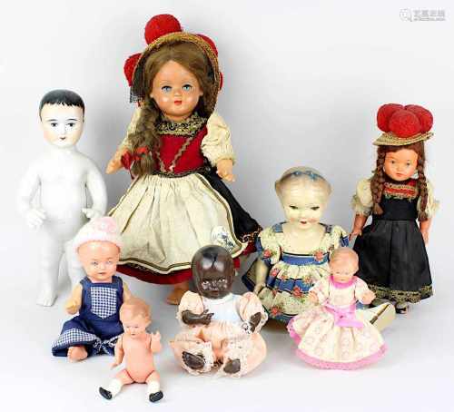 8 verschiedene Puppen, bestehend aus: 1 Trachtenpuppe Schwarzwaldmädel, 29 cm; 1 Trachtenpuppe