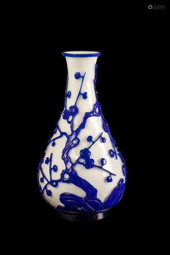 A PEKING GLASS BLUE PHOENIX PATTERN BOTTLE北京玻璃套藍料鳳紋瓶