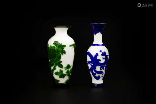 A PAIR OF PEKING GLASS VASES北京玻璃套綠料花蝶紋瓶一對