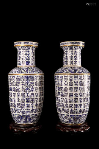 A PAIR OF BLUE AND WHITE  VASES一對青花壽字瓶