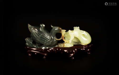 A PAIR OF MID-QING DYNASTY PERIOD JADE CARVING ORNAMENTS清中期玉鴛鴦雕件