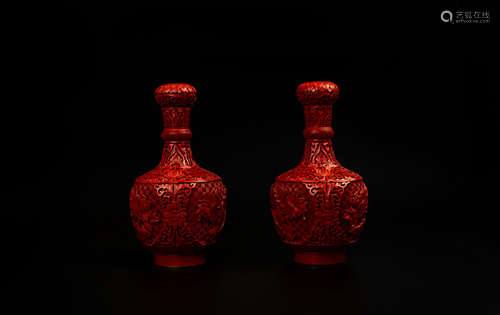 A SET OF LACQUER VASES雕漆蒜頭瓶一對